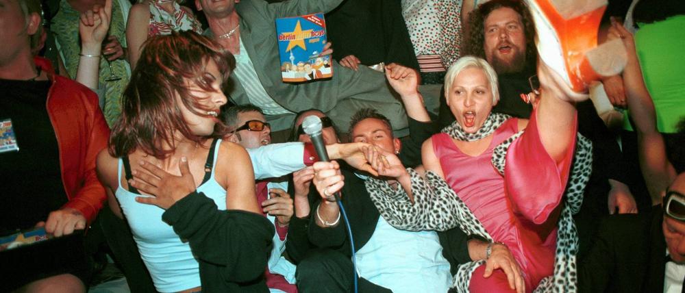 Während die Menge, wie hier im „Delicious Doughnuts“, ausgelassen feiert, lauert vor der Tür schon die Soko „Disko-Door“: Vor 20 Jahren beäugten Behörden die Clubs mit Skepsis.