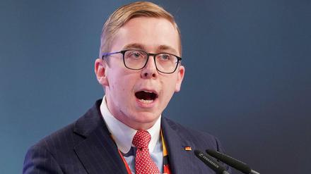 Philipp Amthor  spricht beim 32. CDU-Bundesparteitag. Zum Abschluss des zweitägigen Parteitags standen zahlreiche Antragsberatungen auf der Tagesordnung. Mit einer Äußerung zu Antisemitismus unter muslimischen Einwanderern hat der Bundestagsabgeordnete Philipp Amthor Kritik aus mehreren Parteien auf sich gezogen. Foto: Kay Nietfeld/dpa +++ dpa-Bildfunk +++
