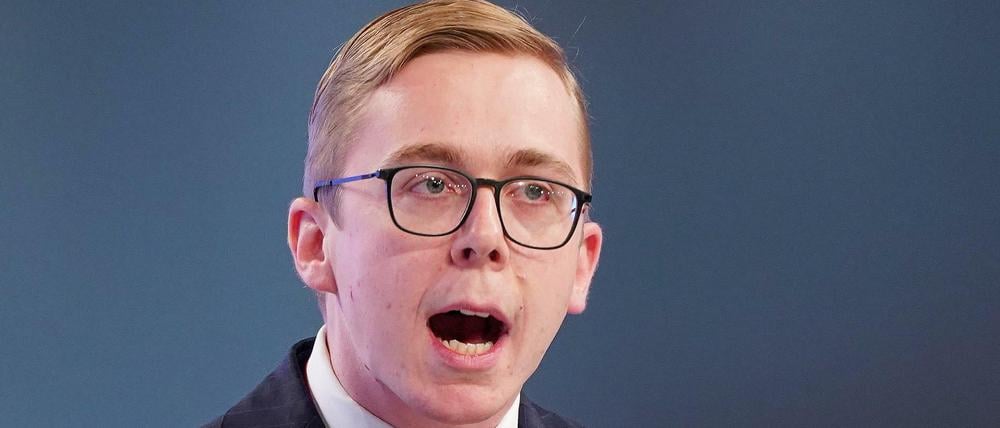 Philipp Amthor  spricht beim 32. CDU-Bundesparteitag. Zum Abschluss des zweitägigen Parteitags standen zahlreiche Antragsberatungen auf der Tagesordnung. Mit einer Äußerung zu Antisemitismus unter muslimischen Einwanderern hat der Bundestagsabgeordnete Philipp Amthor Kritik aus mehreren Parteien auf sich gezogen. Foto: Kay Nietfeld/dpa +++ dpa-Bildfunk +++
