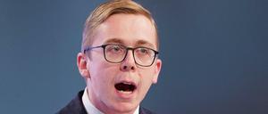 Philipp Amthor spricht beim 32. CDU-Bundesparteitag. Zum Abschluss des zweitägigen Parteitags standen zahlreiche Antragsberatungen auf der Tagesordnung. Mit einer Äußerung zu Antisemitismus unter muslimischen Einwanderern hat der Bundestagsabgeordnete Philipp Amthor Kritik aus mehreren Parteien auf sich gezogen. Foto: Kay Nietfeld/dpa +++ dpa-Bildfunk +++