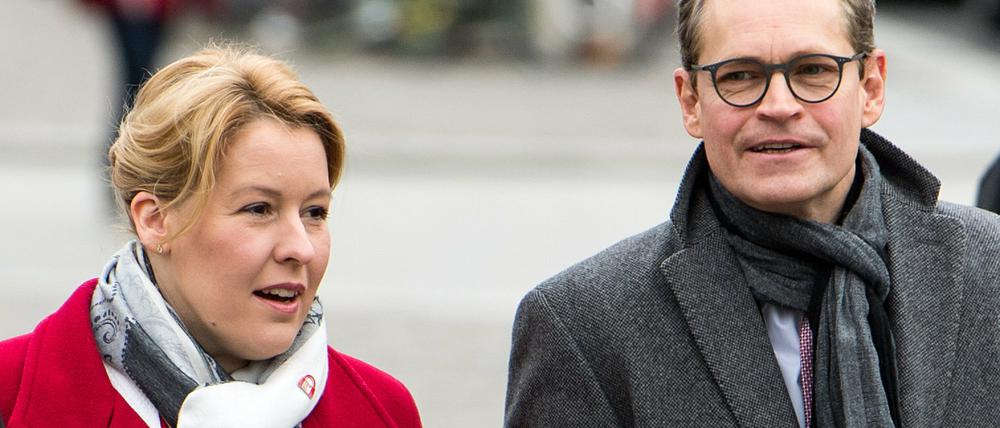 Franziska Giffey (l, SPD), Bundesfamilienministerin, und Michael Müller (SPD), Regierender Bürgermeister von Berlin.