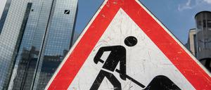 Ein Baustellenschild steht vor der Zentrale der Deutschen Bank.