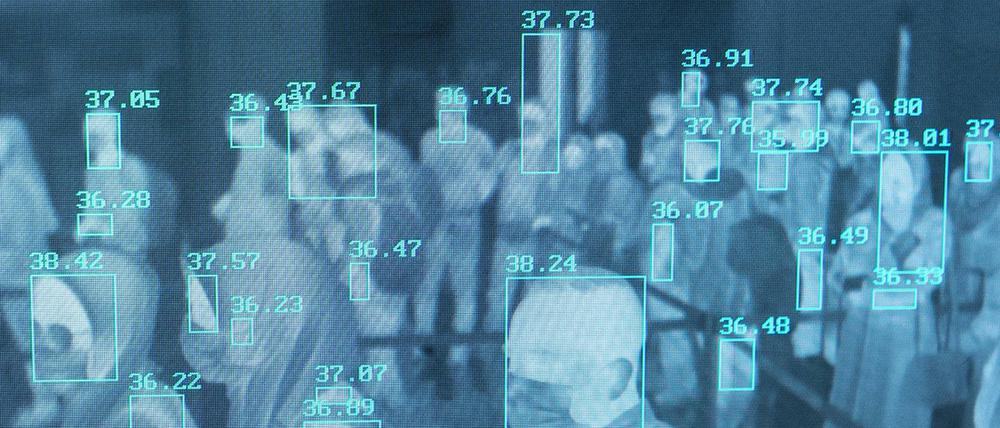 Passagiere werden bei ihrer Ankunft am Flughafen «Sultan Iskandar Muda» einem Temperatur-Scan unterzogen.