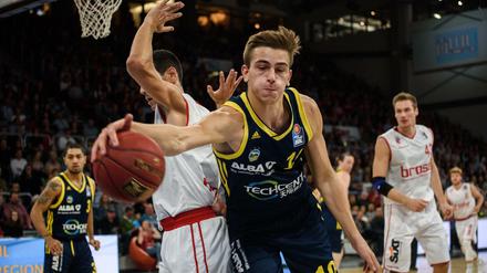 Er hat Rücken. Tim Schneider (mit Ball) fehlt Alba Berlin vorerst.