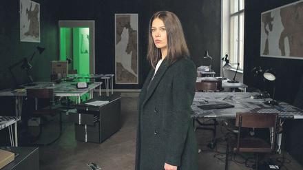 Sie haben fertig. Jana Liekam (Paula Beer) geistert durch die verwaisten Räume der früheren GreenWallet-Zentrale.