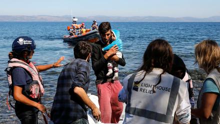 Ein afghanischer Migrant am Strand vor der Insel Lesbos.