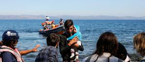 Ein afghanischer Migrant am Strand vor der Insel Lesbos.