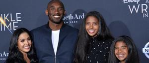 Familie Bryant im Februar 2018. Kobe Bryant mit seiner Frau Vanessa und den Töchtern Natalia and Gianna, die ebenfalls bei dem Unglück ums Leben kam.