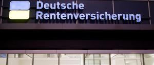 Ein Mann betritt eine Beratungsstelle der Deutschen Rentenversicherung. Die Gefahr, im Alter in die Armut abzurutschen, ist für Berufstätige deutlich gestiegen, meint der DGB.