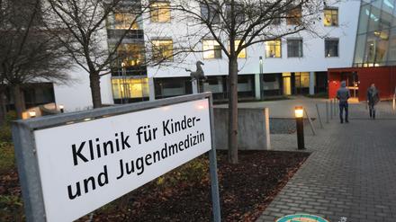 Die Zufahrt zur Uni-Klinik für Kinder- und Jugendmedizin Ulm, wo die Taten geschahen.