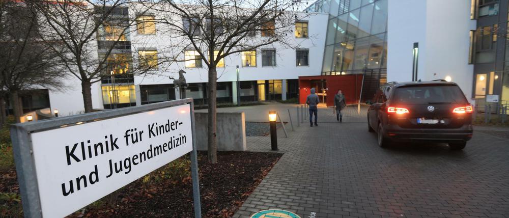 Die Zufahrt zur Uni-Klinik für Kinder- und Jugendmedizin Ulm, wo die Taten geschahen.