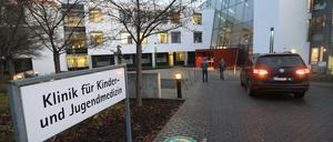 Die Zufahrt zur Uni-Klinik für Kinder- und Jugendmedizin Ulm, wo die Taten geschahen.