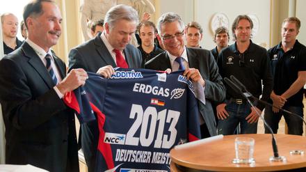 Oft Erfolg gehabt. Billy Flynn als Geschäftsführer der Eisbären (links) neben Berlins damaligen Regierendem Bürgermeister Klaus Wowereit und Eisbären Manager Peter John Lee halten das Meister-Trikot der Eisbären Berlin im Rotem Rathaus in Berlin. 