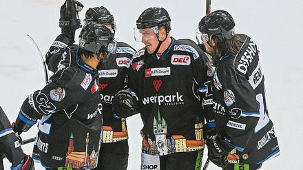 Läuft. Ex-Eisbär Mulock (Mi.) im Kreis der Straubinger Kollegen. 