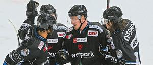 Läuft. Ex-Eisbär Mulock (Mi.) im Kreis der Straubinger Kollegen. 