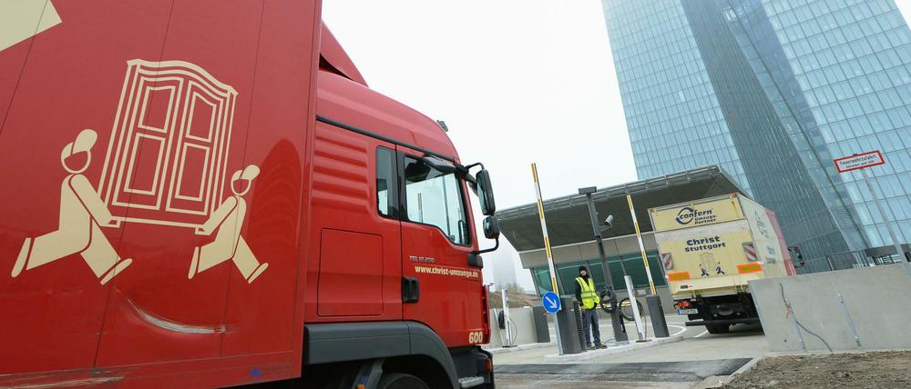 Umzugswagen dürften in Frankfurt demnächst häufiger vor den Wolkenkratzern parken.