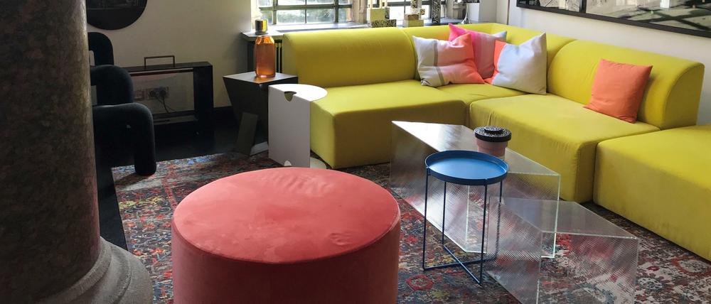 Das knallgelbe Sofa ist vom Berliner Label "Objekte unserer Tage".