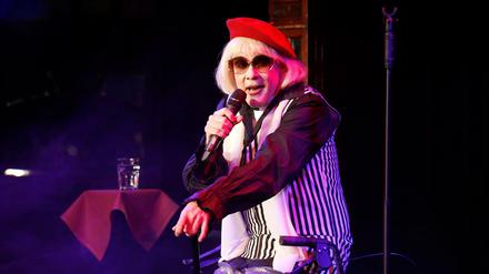 Ulrich Michael Heissig als Irmgard Knef.