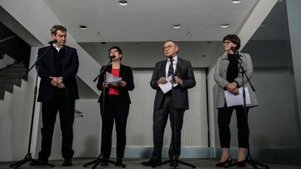 Die Parteivorsitzenden der CSU, der CDU und der SPD sprechen nach einer Sitzung des Koalitionsausschusses mit Journalisten. 