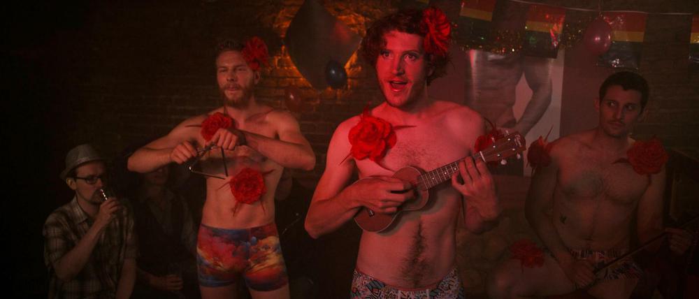 Südseeparadies. Roland (Heiner Bomhard, Mitte) ahnt nicht, dass sein Freund ein Mörder ist. 