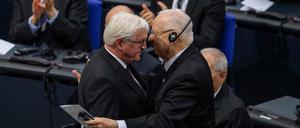 Nach der Rede. Israels Präsident Reuven Rivlin (rechts) umarmt den deutschen Bundespräsidenten Frank-Walter Steinmeier.