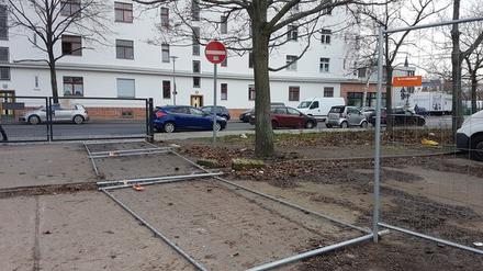 Der ungesicherte Problemzaun an der Filiale der Pankower Grundschule im Blumenviertel nahe Velodrom.