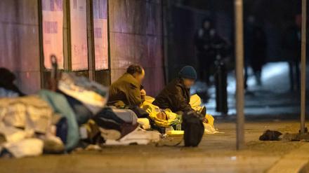 Obdachlose Menschen unter einer Brücke am Zoo in Berlin