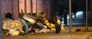 Obdachlose Menschen unter einer Brücke am Zoo in Berlin