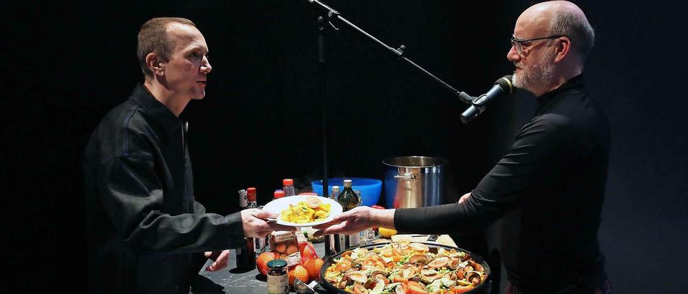 Hungrige Helden: Vor dem Kampf gegen Windmühlen gibt es Paella.