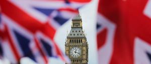 Britische Nationalflaggen vor dem dem Big Ben in London 