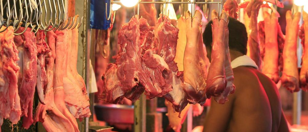 Viele Viren zirkulieren in Tieren, nur wenige könnten sich – zufällig – auch in Menschen vermehren. Gefährlich wird es erst, wenn sie Gelegenheit zum Überspringen bekommen, wie auf „wet markets“, wo diverse Tierarten erst kurz vor dem Verkauf frisch geschlachtet werden.