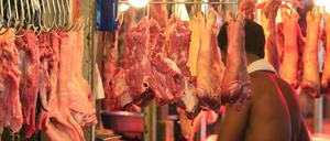 Viele Viren zirkulieren in Tieren, nur wenige könnten sich – zufällig – auch in Menschen vermehren. Gefährlich wird es erst, wenn sie Gelegenheit zum Überspringen bekommen, wie auf „wet markets“, wo diverse Tierarten erst kurz vor dem Verkauf frisch geschlachtet werden.