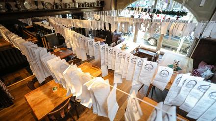 Weit über tausend Kassenquittungen hängen als dekorativer Protest in einem Karlsruher Restaurant. Die Inhaber des Restaurants protestieren gegen die zum Jahresbeginn eingeführte Bonpflicht.
