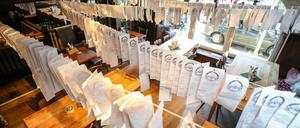 Weit über tausend Kassenquittungen hängen als dekorativer Protest in einem Karlsruher Restaurant. Die Inhaber des Restaurants protestieren gegen die zum Jahresbeginn eingeführte Bonpflicht.