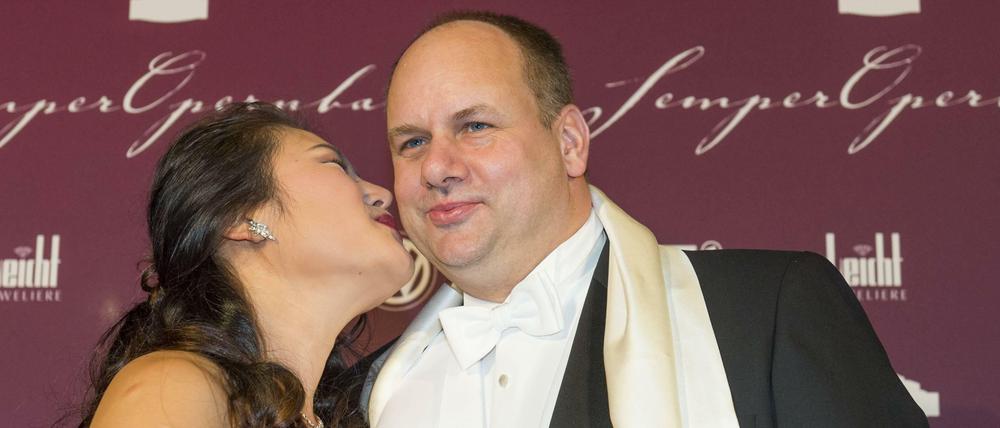 Dresdens Oberbürgermeister Dirk Hilbert (FDP) mit seiner Ehefrau Su Yeon Min auf dem Semperopernball 2016.