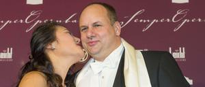 Dresdens Oberbürgermeister Dirk Hilbert (FDP) mit seiner Ehefrau Su Yeon Min auf dem Semperopernball 2016.
