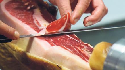 Der exklusive Jamon Iberico de Bellota schmeckt am besten frisch, in mundgerechte Stücke aufgeschnitten