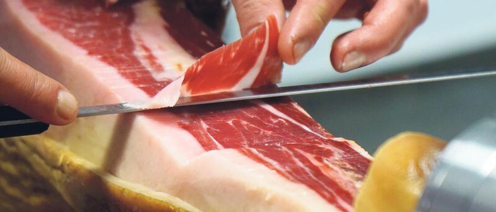 Der exklusive Jamon Iberico de Bellota schmeckt am besten frisch, in mundgerechte Stücke aufgeschnitten
