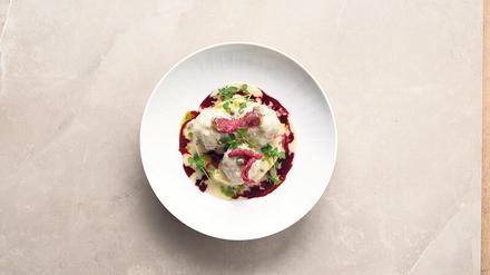 Vom einfachen sauren "Soßenklops" zur Gourmetspeise: Die "Königsberger Klopse" kommen in einer ungemein feinen Neuinterpretation von Kristof Mulack mit Tempura-Sardinen und Rote-Bete-Sirup