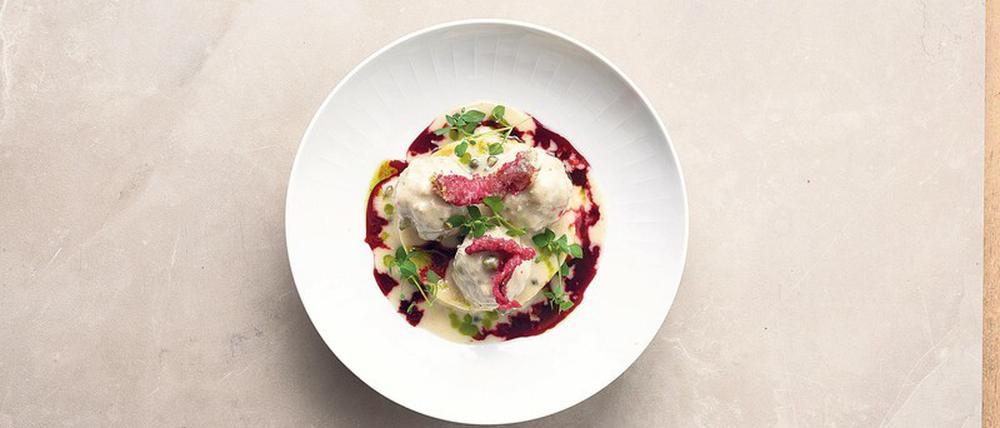 Vom einfachen sauren "Soßenklops" zur Gourmetspeise: Die "Königsberger Klopse" kommen in einer ungemein feinen Neuinterpretation von Kristof Mulack mit Tempura-Sardinen und Rote-Bete-Sirup