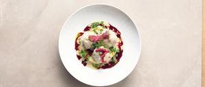Vom einfachen sauren "Soßenklops" zur Gourmetspeise: Die "Königsberger Klopse" kommen in einer ungemein feinen Neuinterpretation von Kristof Mulack mit Tempura-Sardinen und Rote-Bete-Sirup