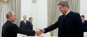 Der russische Präsident Wladimir Putin (links) empfing den bayerischen Ministerpräsidenten Markus Söder (CSU). 