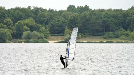 Ein Windsurfer auf dem Großen Müggelsee in Berlin-Köpenick.