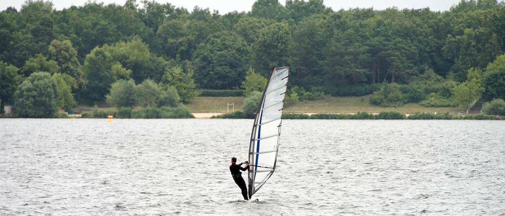 Ein Windsurfer auf dem Großen Müggelsee in Berlin-Köpenick.