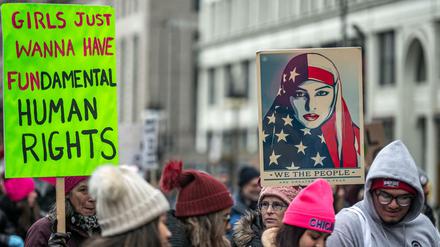 Frauen demonstrieren für mehr Frauenrechte in Chicago, USA.