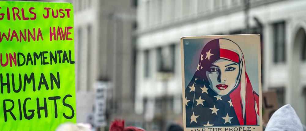 Frauen demonstrieren für mehr Frauenrechte in Chicago, USA.