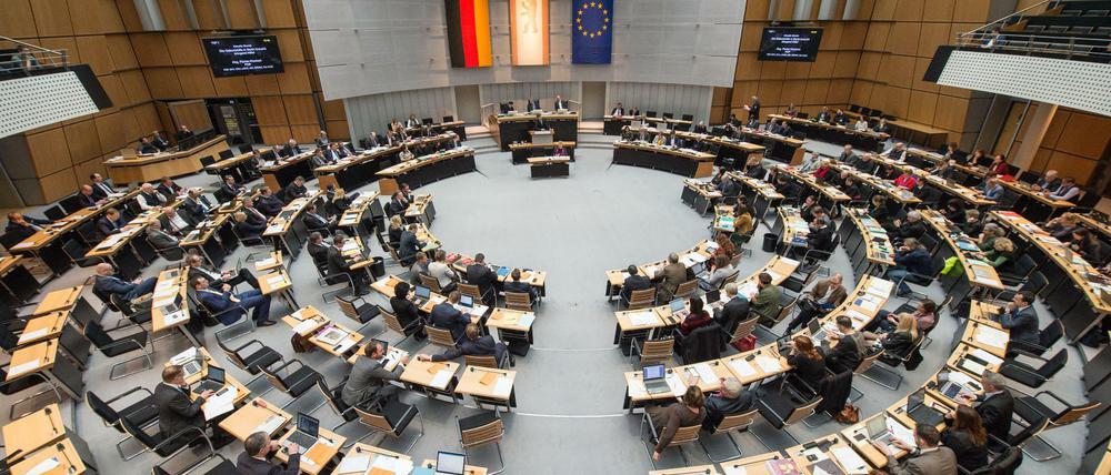 Diskussion während der 24. Sitzung des Abgeordnetenhauses. Zuschauer erleben häufiger rhetorische Ausfälle von Abgeordneten.