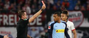 Plea sieht Rot. Der Gladbacher Stürmer hatte seine Emotionen nicht im Griff.