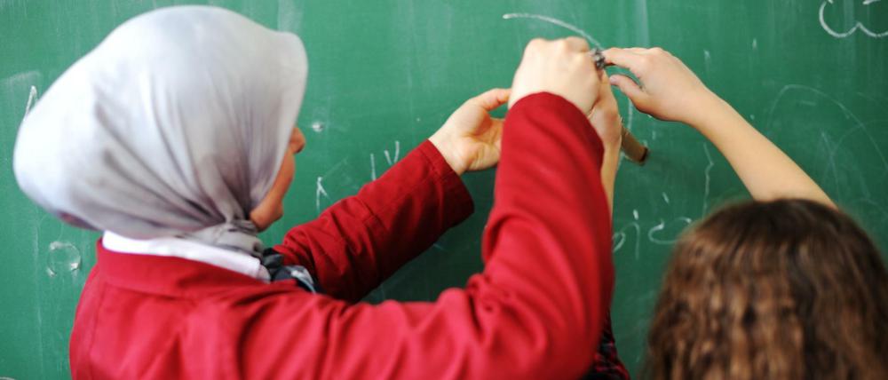 In Berlin untersagt. Die Behörden stehen auf dem Standpunkt, dass Lehrerinnen das Kopftuch - wie auch andere religiöse Symbole - nicht tragen dürfen.