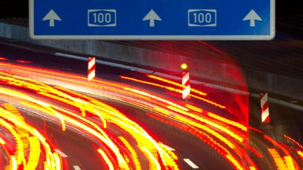 Verkehr auf der Berliner Stadtautobahn A100.